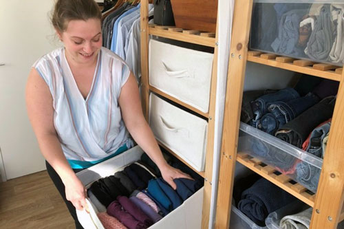 Rangement vertical d’un dressing ouvert