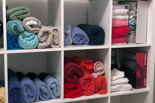 Dressing ouvert trié par couleur et par type de vêtement